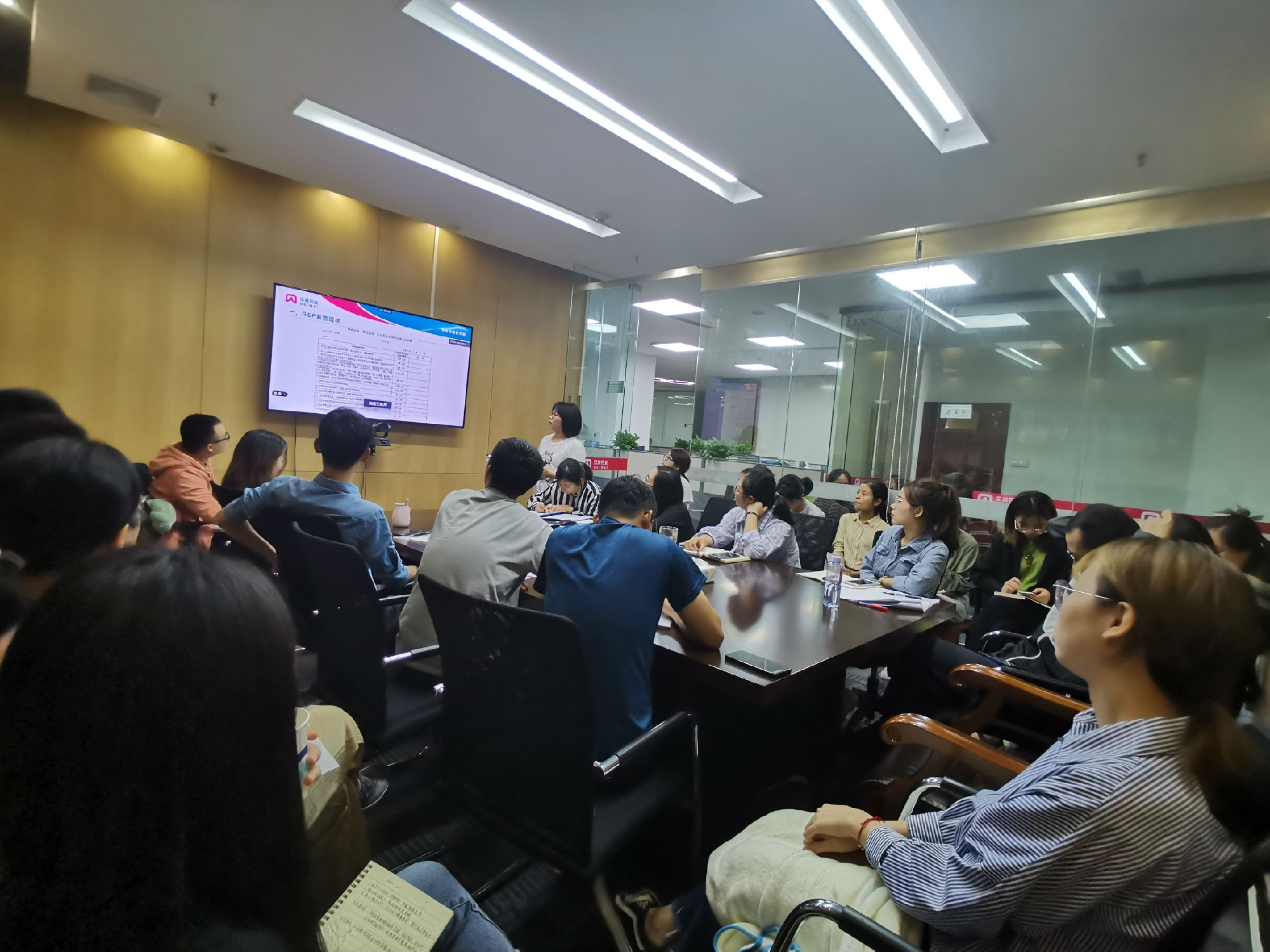 2020年10月13日，質(zhì)管部總監(jiān)李春莉及質(zhì)管部同事組織培訓(xùn)GSP及產(chǎn)品召回等