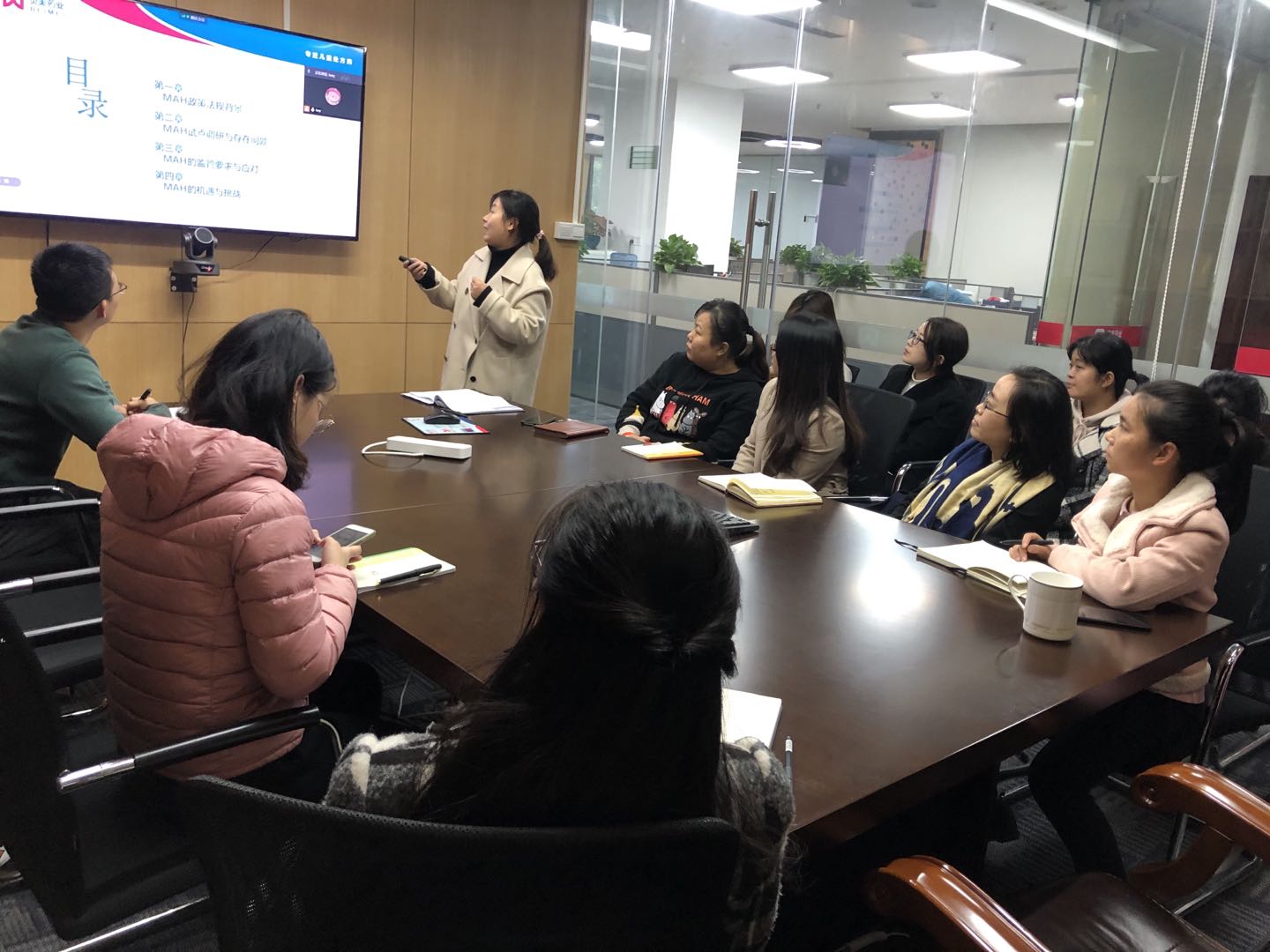 2020年12月17日，質(zhì)量部總監(jiān)李春莉組織培訓(xùn)MAH管理知識。